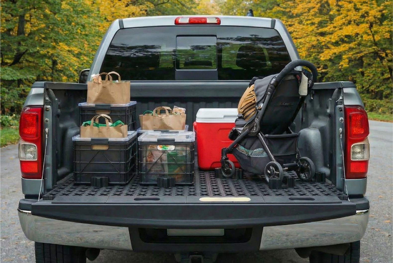 Platón organizado para el uso diario con mercado y coche de bebé en Go Commander